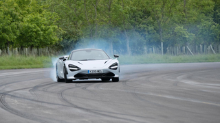 Destruye el motor de un McLaren 720S de 280.000 dólares al llenar su tanque de gasolina con agua